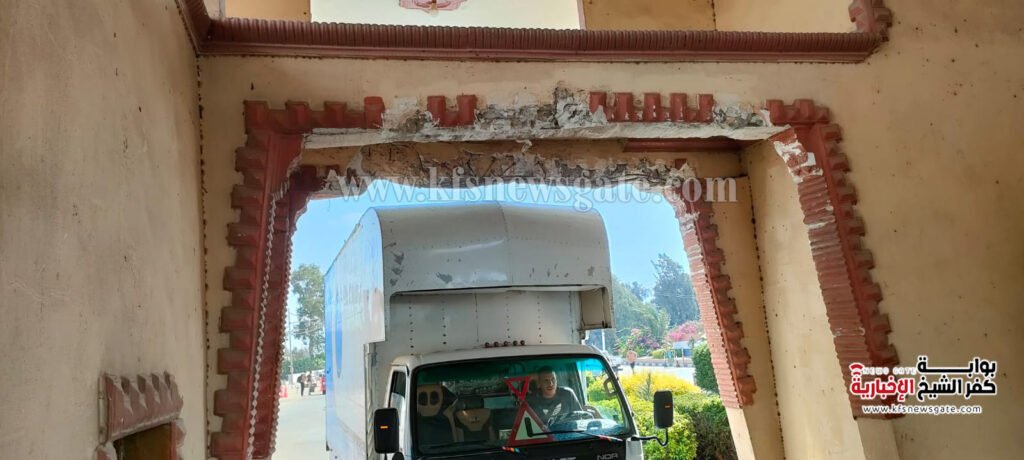 مشهد يظهر دخول سيارة 