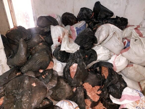 حملة تضبط 5 أطنان لحم مفروم وهياكل دواجن فاسدة بدسوق - صور 