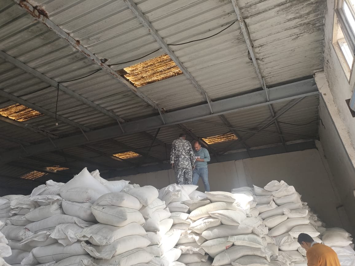  كشف عجز 44 طن سكر بمخزن مضرب في دسوق - صور