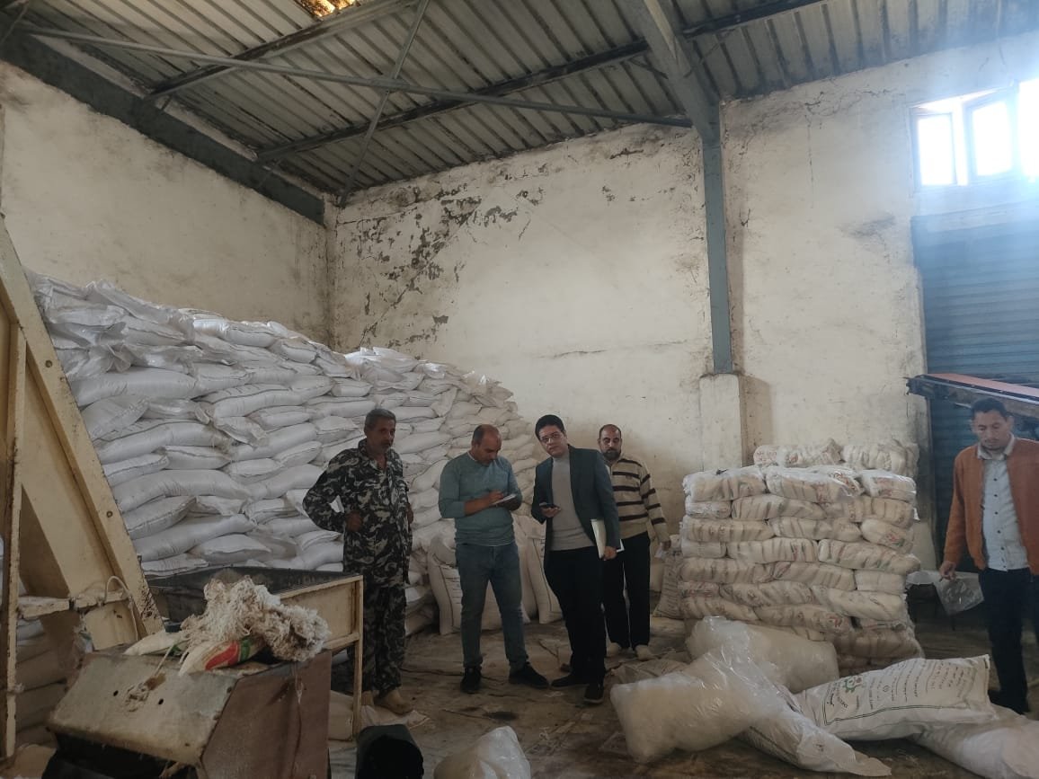  كشف عجز 44 طن سكر بمخزن مضرب في دسوق - صور