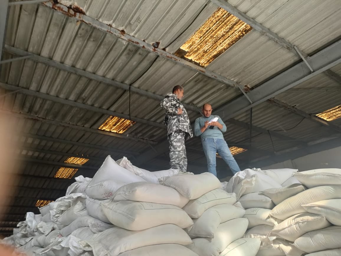  كشف عجز 44 طن سكر بمخزن مضرب في دسوق - صور